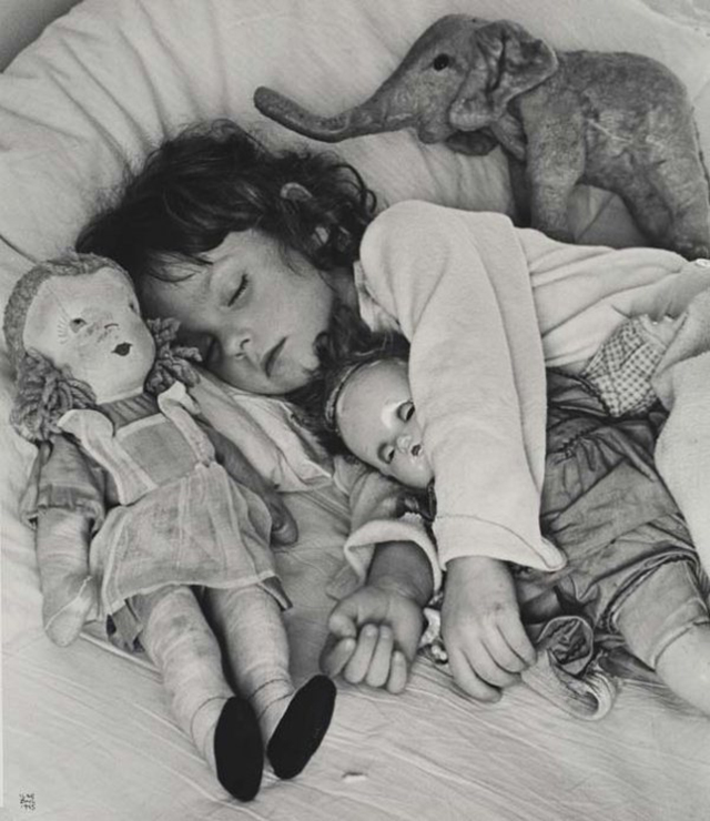 Vintage Little Girls Posing with Their Dolls (1)