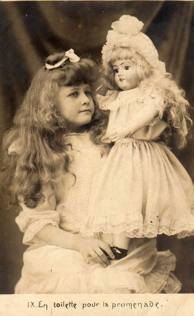 Vintage Little Girls Posing with Their Dolls (11)