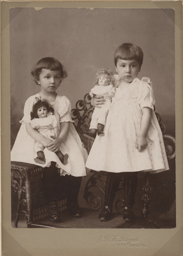 Vintage Little Girls Posing with Their Dolls (17)