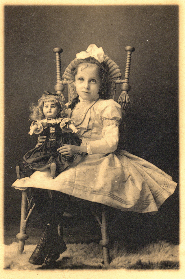 Vintage Little Girls Posing with Their Dolls (19)