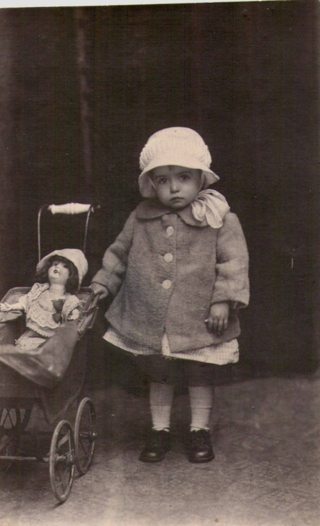 Vintage Little Girls Posing with Their Dolls (2)