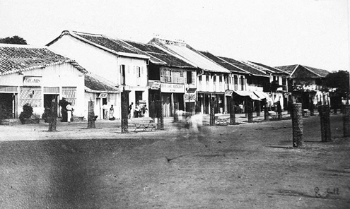 Houses and shops near the port (1909)
