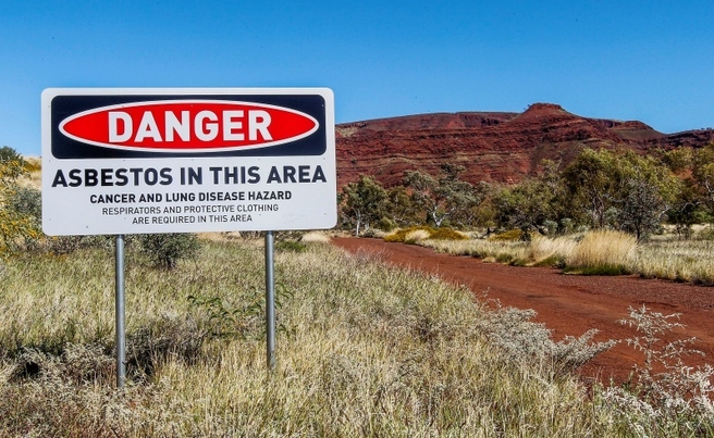 PICTURE BY NIC ELLIS  11 JULY 2013 THE WEST AUSTRALIAN  FAIRFAX AND AUSTRALIAN FINANCIAL REVIEW OUT WITTENOOM FEATURE - THE LAST REMAINING RESIDENTS... A warning sign at the entrance to Wittenoom Gorge.