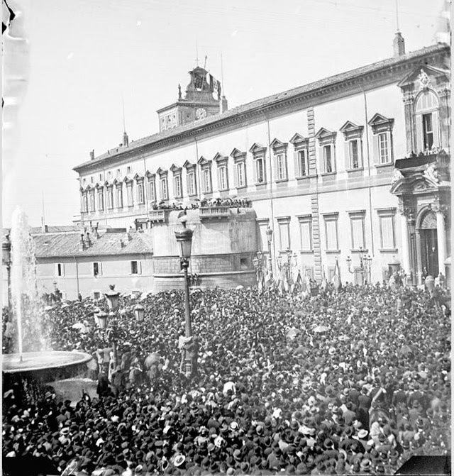 G. Primoli, Quirinale, crowds during the German royal family's visit, c. 1900.