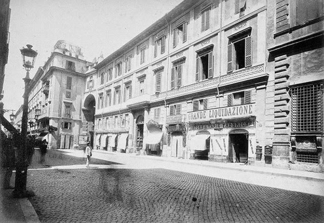 ia del Corso, Palazzetto Sciarra and the Arch of Carbognano before their demolition to make space for via Minghetti, c. 1886.