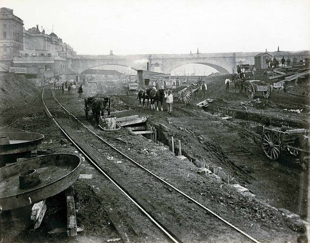 Construction site to the west of Waterloo Bridge, 1866-1870