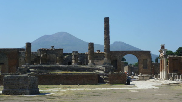 1024px-Ruins_of_Pompeii_showing_Mount_Vesuvius