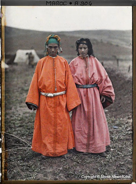 Moroccans, shot from the collection of Albert Kahn, 1910.