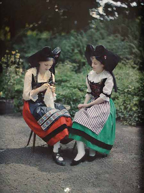 Sisters Helene and Denise Lauth in Alsace, France, photographer George Chevalier, 1918.