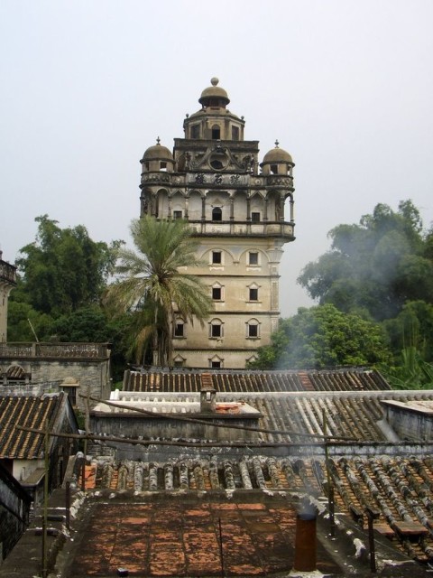 Ranging in height from three to nine stories high, the dialous were massively fortified and served a variety of purposes. Some were simply watchtowers, but others were in fact private, fortified residences of Kaiping’s upper class. source:Wikipedia/Public Domain