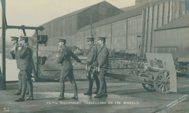 Soldiers pulling 75 mm Mountain Artillery at the Elswick Works.