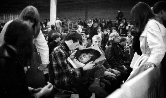 Rolling Stones-fans avbildet i forbindelse med konserten de holdt i messehallen på Skøyen (Sjølyst) 24.06.1964.
