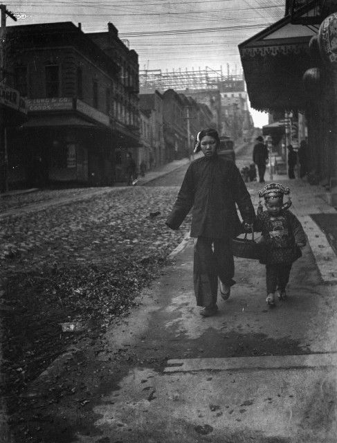 Carrying New Year's presents, Chinatown, San Francisco 1896-1906 http://hdl.loc.gov/loc.pnp/agc.7a08978