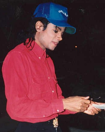 Jackson in 1988, in the early stages of his skin transformation.Source