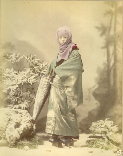 Japanese geisha in winter costume.Source