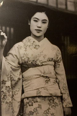 Onsen geisha Matsuei, who Yasunari Kawabata met in 1934 and upon whom he based one of his main character in the novel Yuki Guni (Snow Country). Source