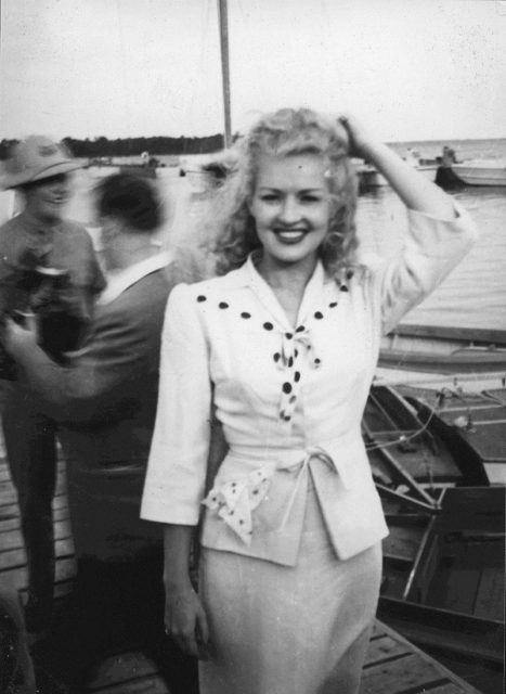 Betty Grable visits the Marines at New River, North Carolina. From the Edwin Kochmanski Collectio Source