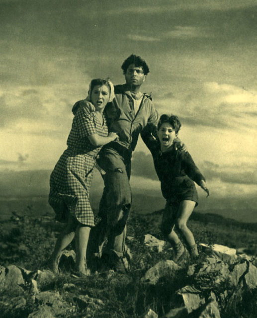 Gina Lollobrigida, Raf Vallone, Enzo Stajola in film Cuori senza frontiere (1950) Source