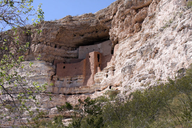 Montezuma´s castle in Arizona, from the Sinagua culture dating to 1000 years ago. Source
