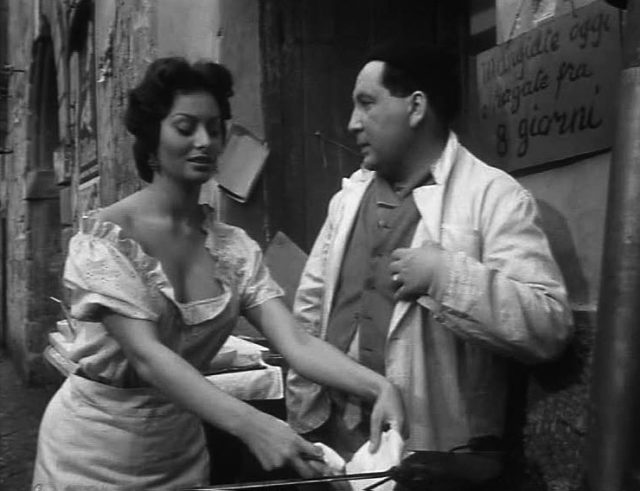 Sophia Loren in L'oro di Napoli con Giacomo Furia (1954)Source