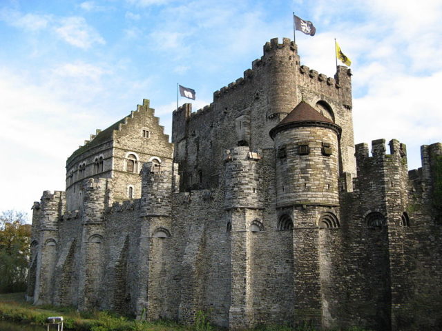 The old wooden buildings surrounding the main castle on the motte were also replaced by stone buildings. Source