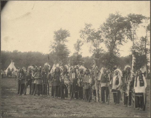 Band of Sioux Warrior By BPL - Band of Sioux WarriorsUploaded by Babbage, CC BY 2.0, https://commons.wikimedia.org/w/index.php?curid=10329178
