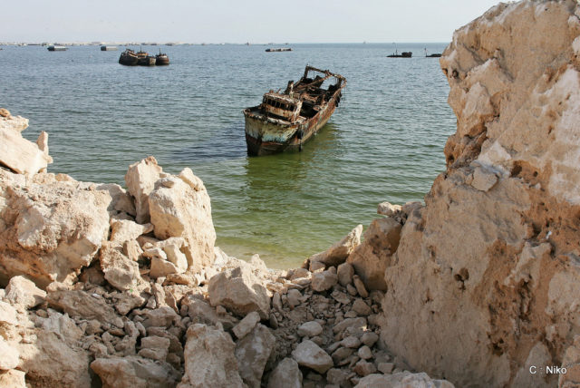 By the 1980s, the frequency with which abandoned ships were appearing in Nouadhibou’s bay increased dramatically. Source
