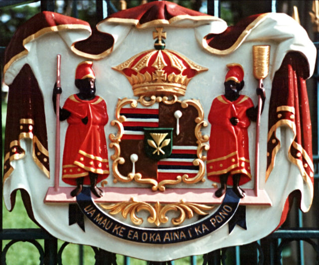Coat of Arms of the Hawaiian Kingdom, ʻIolani palace, Honolulu, Hawaiʻi By © CC BY-SA Thomas Tunsch / Hawaii kingdom COA.jpg (Wikimedia Commons), CC BY-SA 3.0, 98
