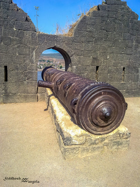 Kalak Bangadi, 3rd Largest Cannon in India At Janjira Fort, weighing over 22 Tons. By Sidthecool007/CC BY-SA 3.0