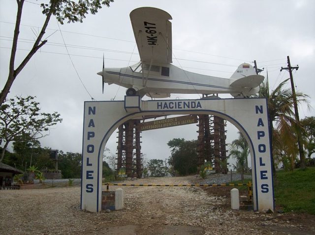 Main entrance of Hacienda Napoles. By XalD - Own work, CC BY 3.0, https://commons.wikimedia.org/w/index.php?curid=7749727