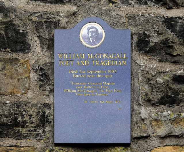 Memorial plaque near to McGonagall's grave in Edinburgh dated 1999.Door Son of Groucho from Scotland - McGonagall's GraveUploaded by Snowmanradio, CC BY 2.0, https://commons.wikimedia.org/w/index.php?curid=15320715