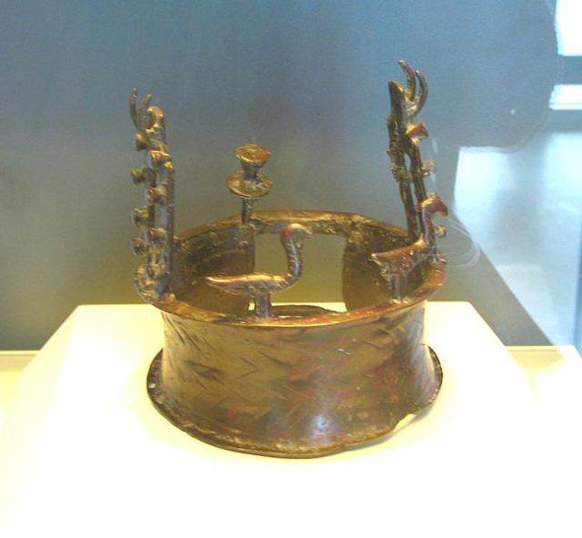 The ancient crown dates back to the Copper Age between 4000–3500 BC. Source