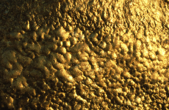 The golden color on the rock. Image by: Stefan Fussan/Wikipedia/CC BY-SA 1.0