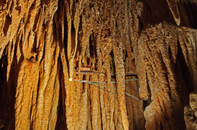 The high humidity of Luray Caverns requires constant upkeep of the instrument as its components succumb to corrosion. By InSapphoWeTrust/Flickr/CC BY-SA 2.0