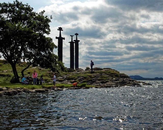 The monument was made by Friz Røed (1928-2002) and unveiled by King Olav in 1983. Source