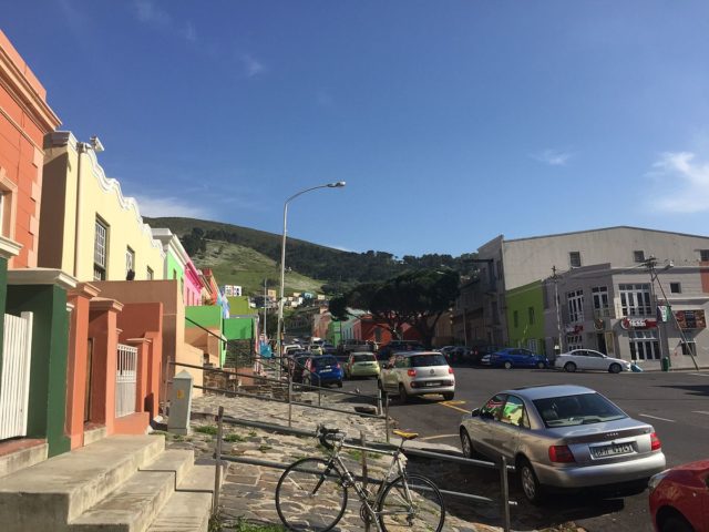 The view of Signal Hill from Bo-Kaap. Source