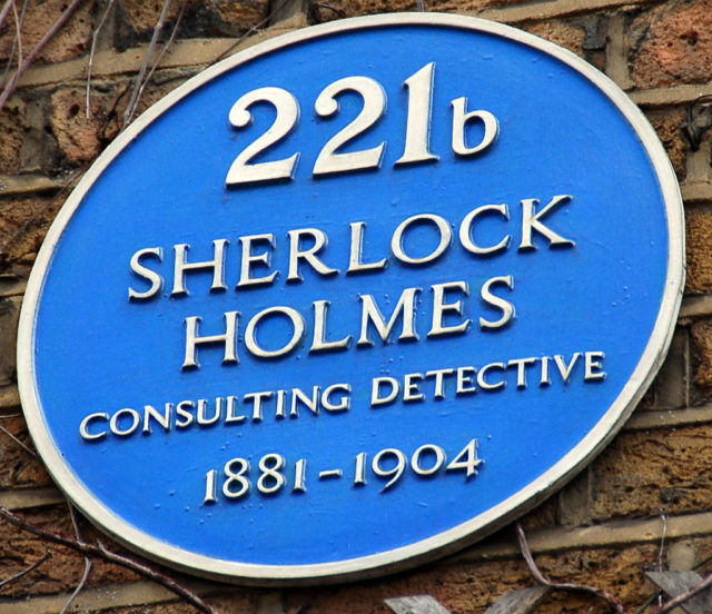 1024px-Sign_at_Sherlock_Holmes_Museum_in_Baker_St_221b