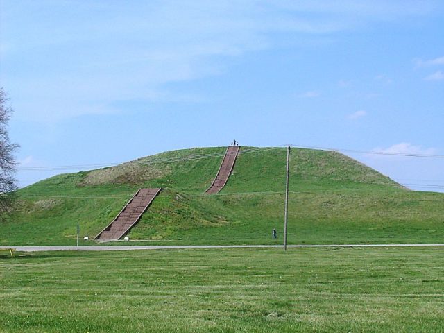 Monks Mound, built c. 950-1100 CE and located at the Cahokia Mounds Source:By Skubasteve834 - EN.Wikipedia, CC BY-SA 3.0, 
