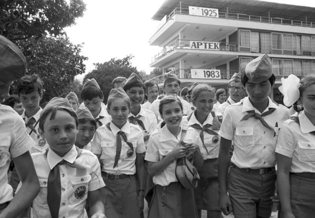 Samantha Smith (center) visiting the USSR upon the invitation of General Secretary of the Central Committee of CPSU Yuri Andropov in all-Union Artek pioneer camp on July 1, 1983.