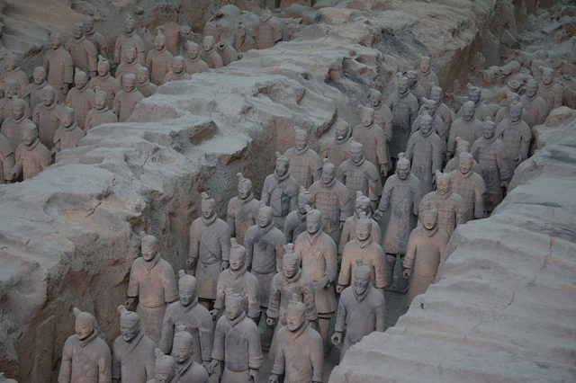  Terracotta Army View of the pit 1 Source:By Maros M r a z (Maros) - Own work, CC BY-SA 3.0, https://commons.wikimedia.org/w/index.php?curid=2704700