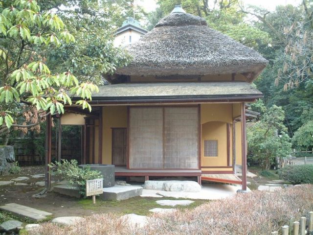 A Japanese tea house which reflects the wabi-sabi aesthetic in Kenroku-en By Chris Spackman - the en:pictures section of OpenHistory http://www.openhistory.org/pics/castle_and_kenrokuen/html/2002-04-03_07-31-19.html, CC BY-SA 3.0, https://commons.wikimedia.org/w/index.php?curid=54693