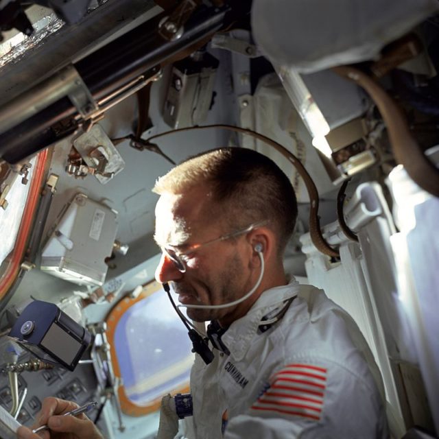 Astronaut Walter Cunningham (Apollo 7) using the Space Pen in the space. Von NASA - https://www.flickr.com/photos/nasa2explore/9347415226http://theinvisibleagent.wordpress.com/2008/12/07/fisher-space-pen/, Gemeinfrei, https://commons.wikimedia.org/w/index.php?curid=9885742