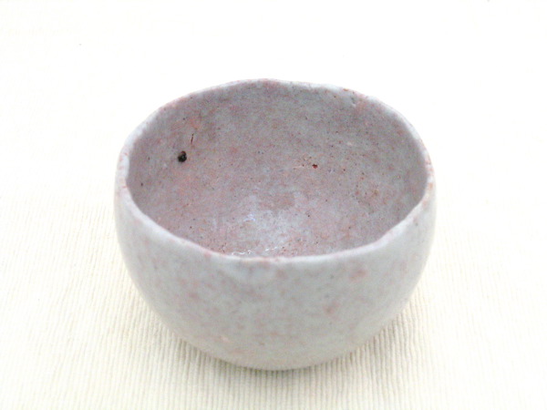 Modern tea vessel made in the wabi-sabi style By ottmarliebert.com from Santa Fe, Turtle Island - White Pink Bowl, CC BY-SA 2.0, https://commons.wikimedia.org/w/index.php?curid=4124777