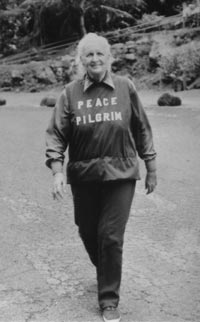 Peace Pilgrim in Hawaii – 1980. By Benick at English Wikipedia, CC BY-SA 3.0, https://commons.wikimedia.org/w/index.php?curid=7153353