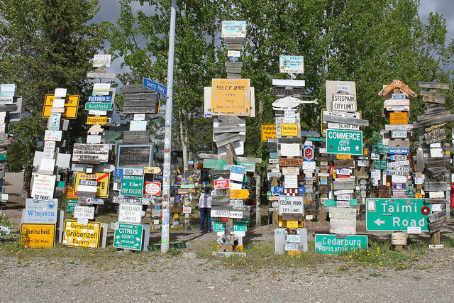 People today carry on this tradition of posting their hometown signs. By Eli Duke Flickr CC BY-SA 2.0