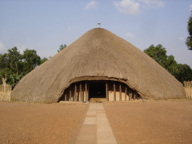 The main tomb building, known as Muzibu-Azaala-Mpanga, is truly an architectural masterpiece of this ensemble. It is constructed out of wood, bamboo and thatched roof using a unique construction technique developed by the Buganda Kingdom since the 13th Century. By notphilatall Flickr CC BY-SA 2.0