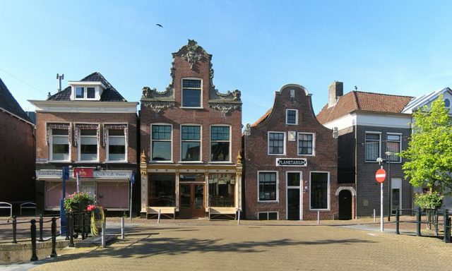 Three buildings in Franeker, one of the Frisian eleven cities. To the right the Eise Eisinga Planetarium. By Wutsje  Wikimedia Commons CC BY-SA 3.0
