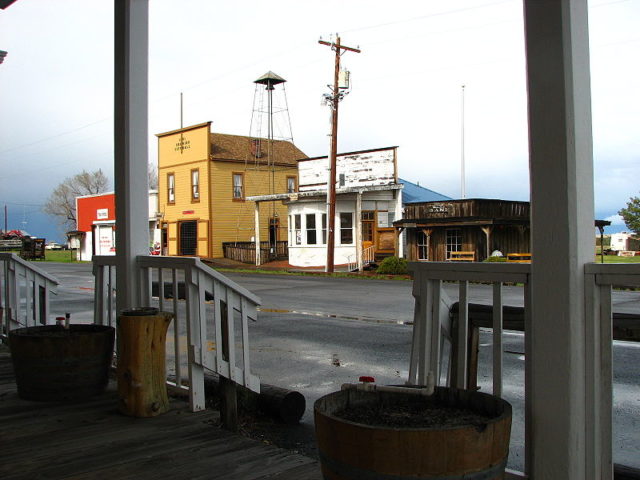 View east across E Street from the porch of the Shaniko Hotel (the historic Columbia Southern Hotel) in Shaniko, Oregon, United States, including the current City Hall. By Ian Poellet CC BY-SA 3.0