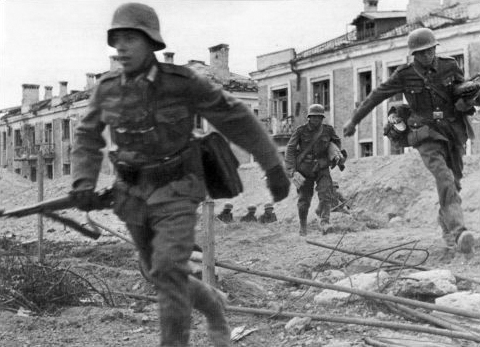 German soldiers on their way in Stalingrad