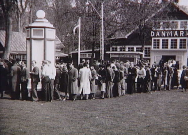 People outside the cigarette shop at Bakken in 1945.